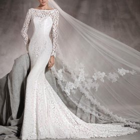 لباس عروس شیک ماکسی بلند با آستین های توری و تور عروس بلند مناسب برای عروس خانم های خوش سلیقه