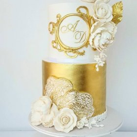 کیک دو طبقه نامزدی یا سالگرد ازدواج با تم سفید طلایی