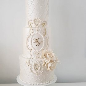 کیک سه طبقه زیبای جشن نامزدی یا سالگرد ازدواج با تم سفید طلایی