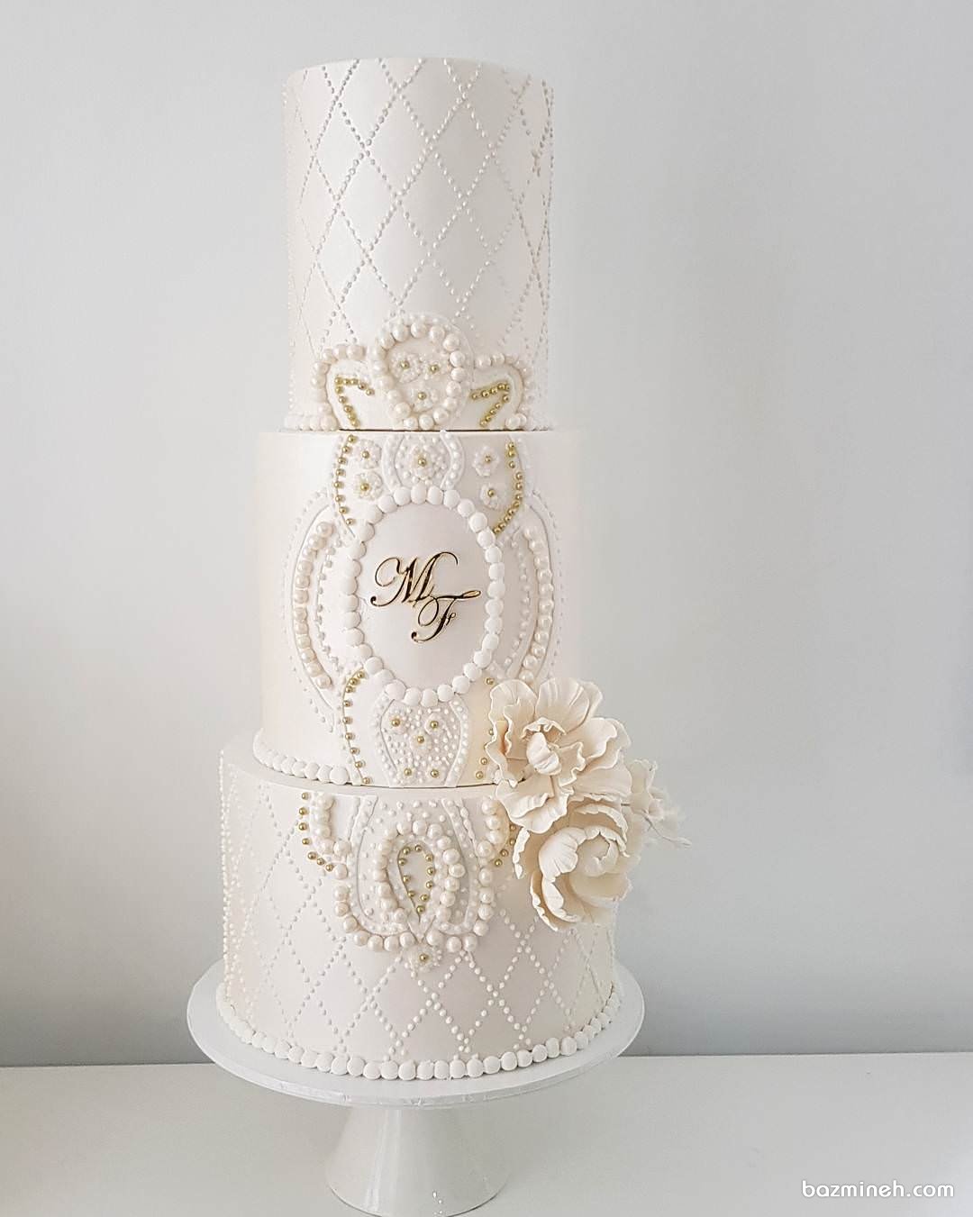 کیک سه طبقه زیبای جشن نامزدی یا سالگرد ازدواج با تم سفید طلایی