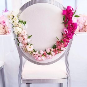تزیین خاص و زیبای صندلی مجالس باشکوهی چون جشن عروسی با گل های رز مینیاتوری طبیعی