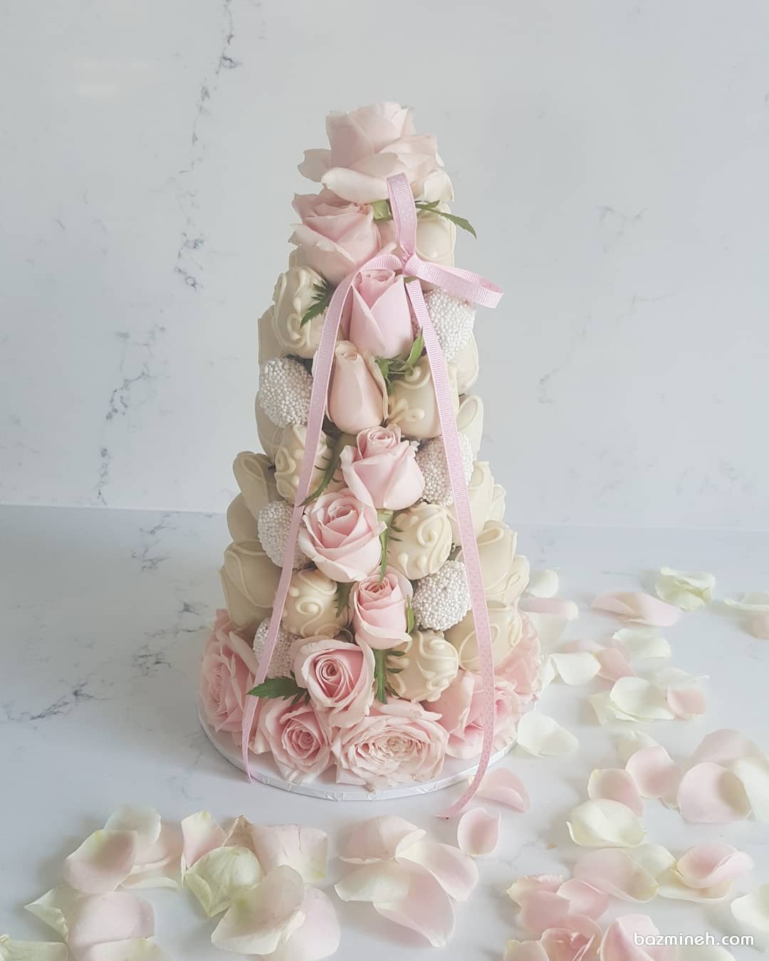 توت فرنگی با روکش تزیین شده با گل های رز گلبهی کرم پیشنهادی زیبا برای میز پذیرایی جشن تولد یا نامزدی