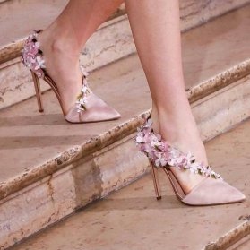 کفش پاشنه بلند نوک تیز با گل های ریز ساتن مناسب برای ست کردن با لباس نامزدی 