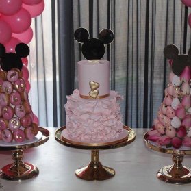 کیک جشن تولد دخترانه با تم مینی موس همراه با توت فرنگی های روکش دار