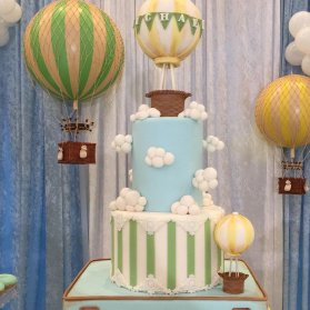 کیک چند طبقه فانتزی فوندانت جشن تولد کودک با تم بالن
