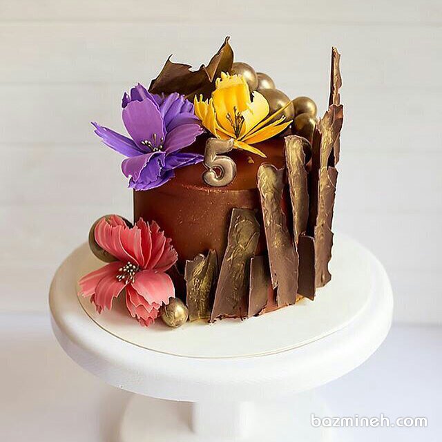 مینی کیک شکلاتی جشن تولد یا سالگرد ازدواج تزیین شده با گل های درشت رنگی