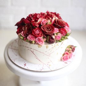 مینی کیک زیبای جشن تولد یا سالگرد ازدواج تزیین شده با گل های رز مینیاتوری صورتی قرمز