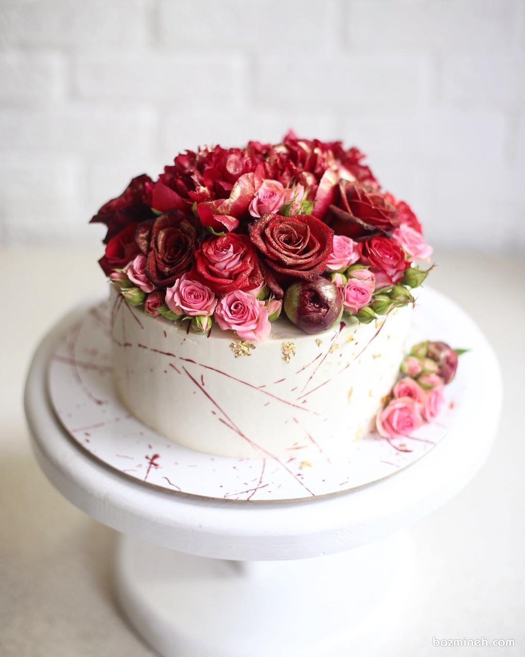 مینی کیک زیبای جشن تولد یا سالگرد ازدواج تزیین شده با گل های رز مینیاتوری صورتی قرمز