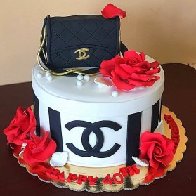 کیک فوندانت جشن تولد دخترانه با تم برند شنل (chanel)