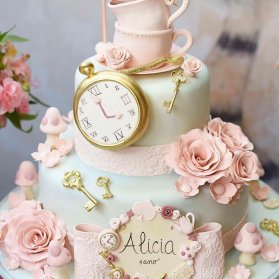 کیک فوندانت جشن تولد دخترانه با تم آلیس در سرزمین عجایب (Alice in Wonderland)