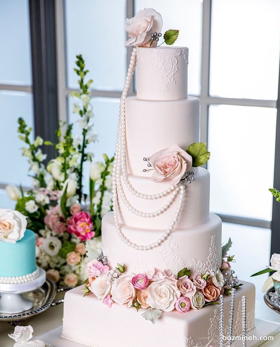 کیک چند طبقه جشن نامزدی یا عروسی تزیین شده با گل و مروارید