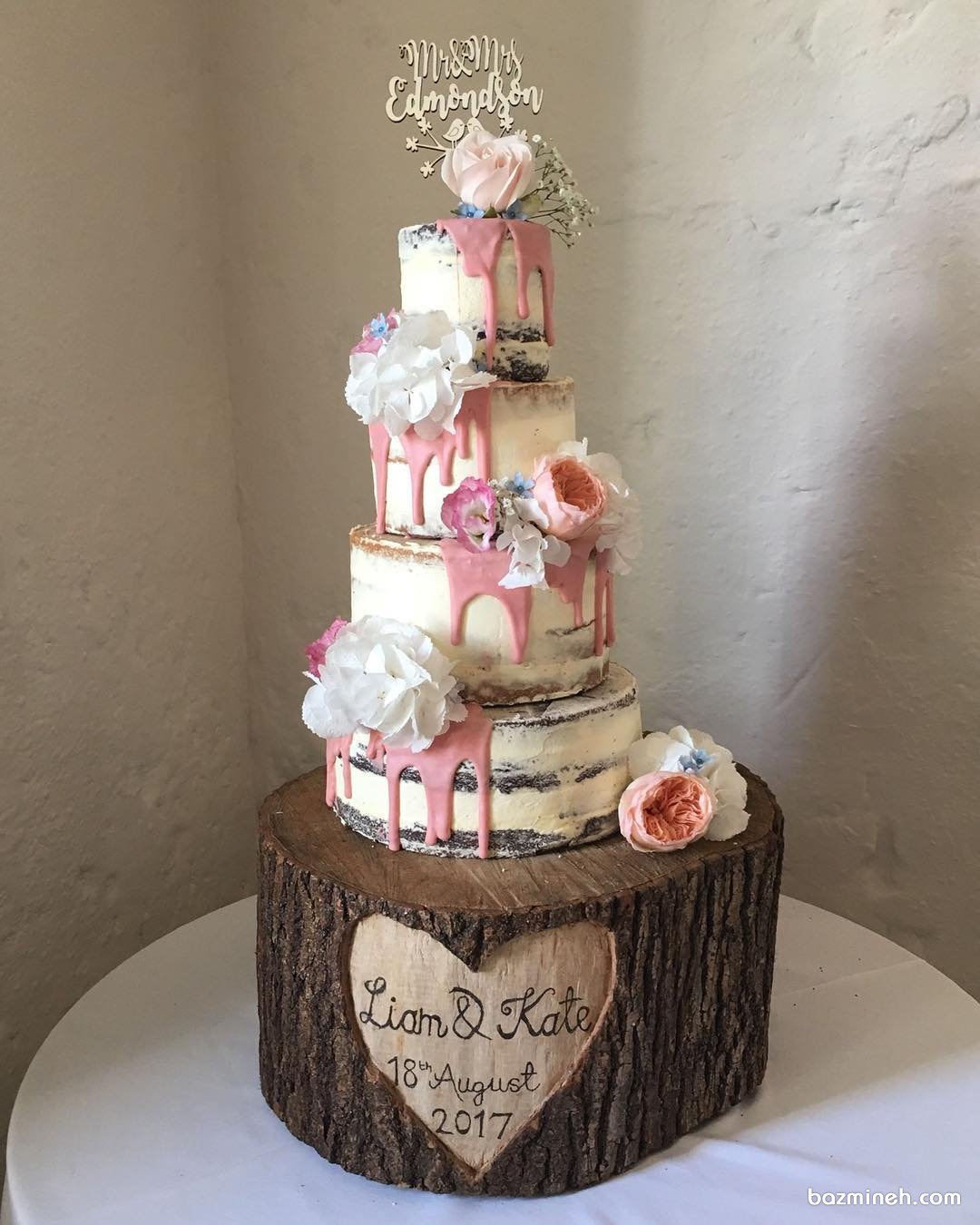 کیک فانتزی چند طبقه شکلاتی  جشن نامزدی یا سالگرد ازدواج با تزیین گل های طبیعی