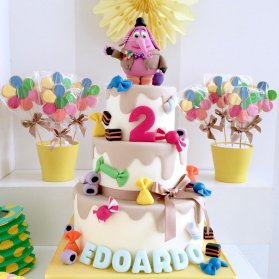 کیک چند طبقه فانتزی جشن تولد کودک با تم شکلات و آبنبات