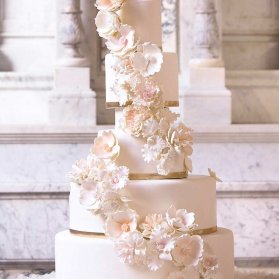 کیک شیک و ساده چند طبقه جشن نامزدی یا عروسی با تزیین گل های فوندانت