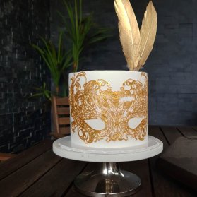 کیک جشن تولد دخترانه با تم بالماسکه سفید طلایی