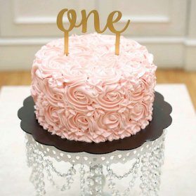 کیک زیبای جشن سالگرد ازدواج تزیین شده با گل های باترکریم