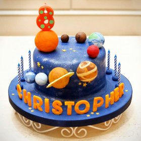 کیک فوندانت جشن تولد کودک با تم فضایی