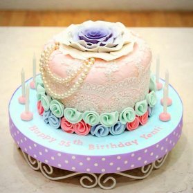 مینی کیک فوندانت فانتزی جشن تولد دخترانه تزیین شده با گل های باترکریم و مروارید