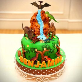 کیک فوندانت جشن تولد کودک با تم دایناسورها