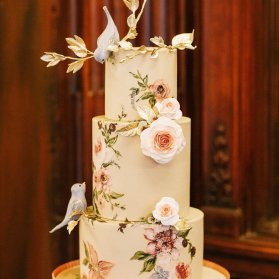 کیک چند طبقه زیبای جشن نامزدی یا سالگرد ازدواج تزیین شده با گل های بهاری