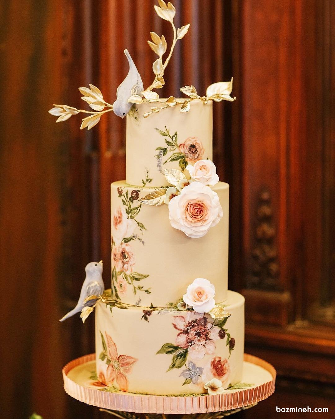 کیک چند طبقه زیبای جشن نامزدی یا سالگرد ازدواج تزیین شده با گل های بهاری