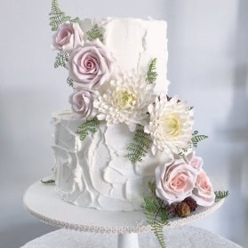 کیک ساده و شیک جشن تولد یا سالگرد ازدواج تزیین شده با گل های تزئینی