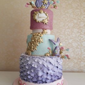 کیک چند طبقه زیبای جشن تولد دخترانه با تم صدف و ستاره دریایی