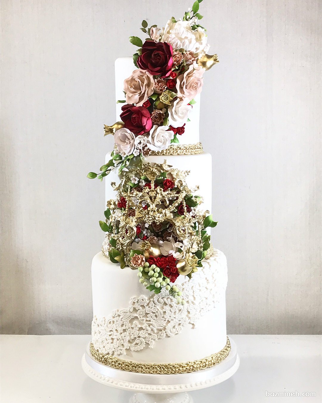 کیک چند طبقه لوکس جشن نامزدی یا عروسی  تزیین شده با گل های شکری
