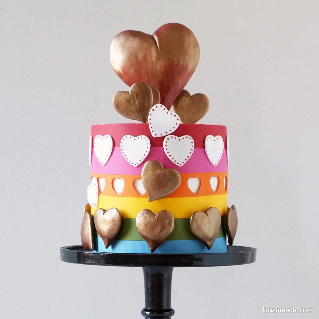 کیک فانتزی جشن تولد دخترانه با تم رنگی و قلب های طلایی
