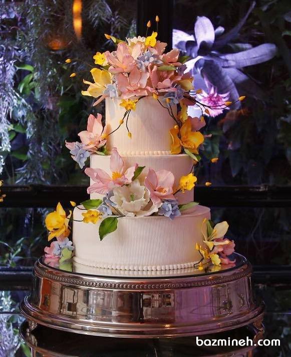 کیک ساده و شیک جشن نامزدی یا سالگرد ازدواج تزیین شده با گل های تزئینی