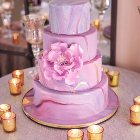 کیک چند طبقه آبرنگی جشن تولد یا سالگرد ازدواج با تم صورتی یاسی 
