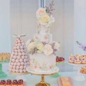 کیک چند طبقه زیبای جشن نامزدی یا سالگرد ازدواج تزیین شده با گل های رز طبیعی 