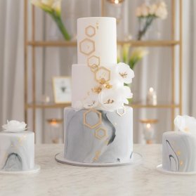 کیک و مینی کیک های ساده و شیک جشن نامزدی یا تولد با تم سفید طوسی طلایی