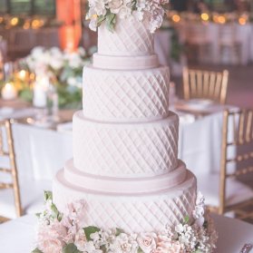 کیک چند طبقه ساده و شیک جشن نامزدی یا عروسی با تزیین زیبای گل های شکری
