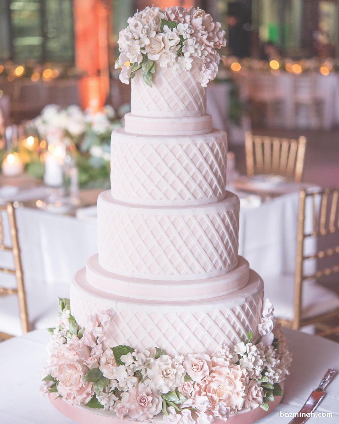 کیک چند طبقه ساده و شیک جشن نامزدی یا عروسی با تزیین زیبای گل های شکری