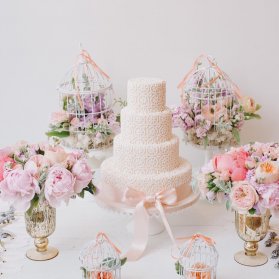 کیک چند طبقه شیک و زیبا با طرح تور پاپیون دار مناسب برای جشن نامزدی یا عروسی 