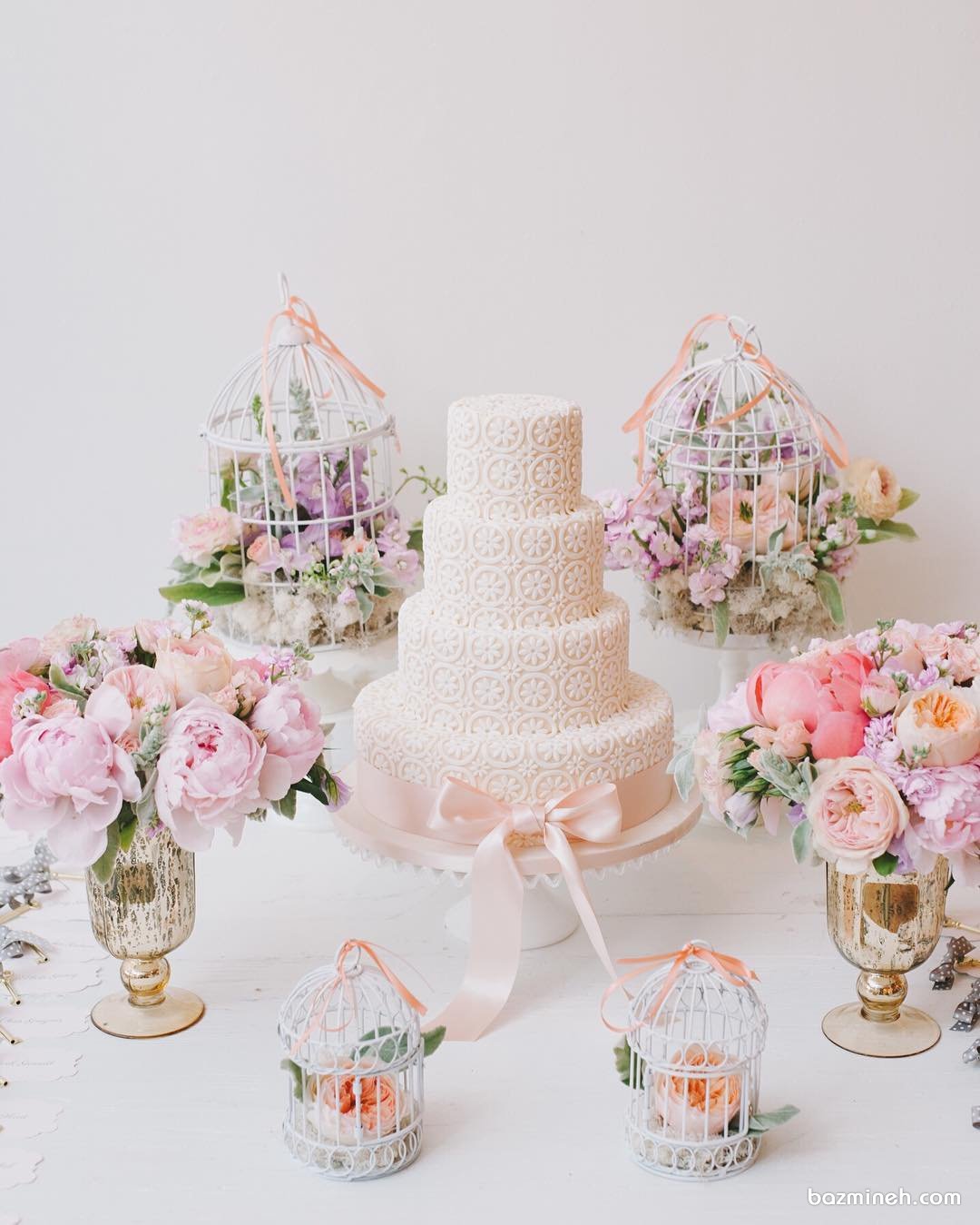 کیک چند طبقه شیک و زیبا با طرح تور پاپیون دار مناسب برای جشن نامزدی یا عروسی 