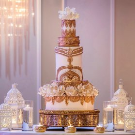 کیک چند طبقه لوکس جشن نامزدی یا عروسی با تم سفید طلایی
