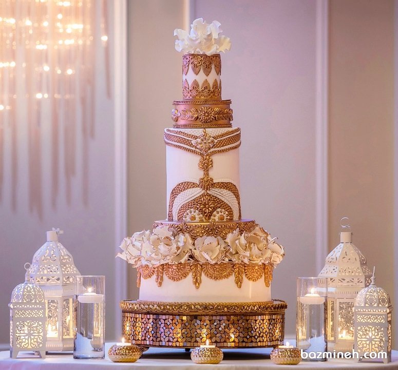 کیک چند طبقه لوکس جشن نامزدی یا عروسی با تم سفید طلایی