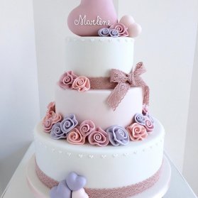 کیک چند طبقه جشن نامزدی یا تولد تزیین شده با گل های فوندانت