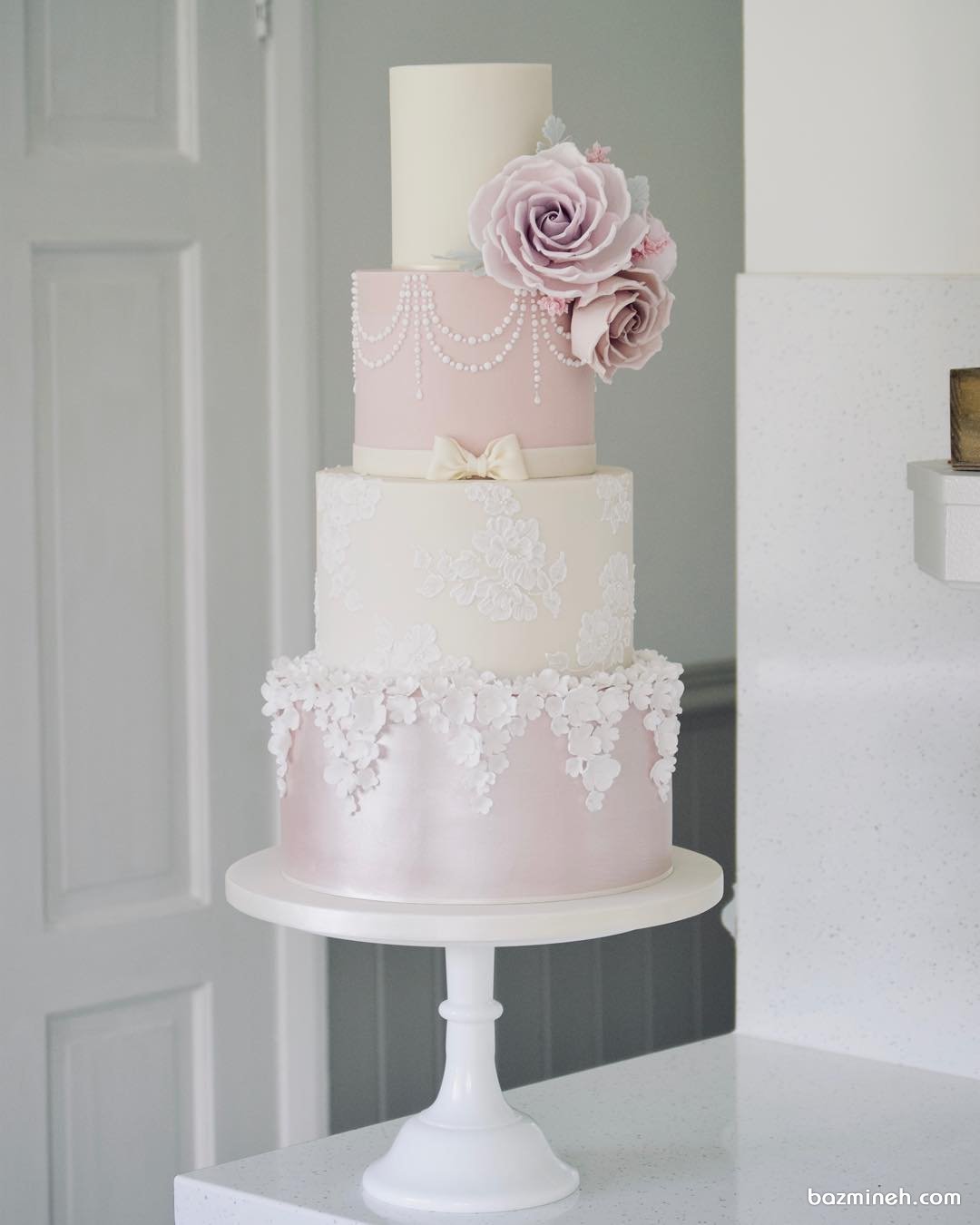 کیک چند طبقه رویایی جشن نامزدی یا سالگرد ازدواج با تم سفید صورتی
