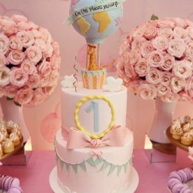 کیک دو طبقه جشن تولد کودک با تم زرافه و بالن