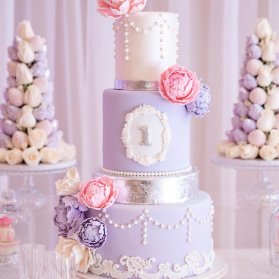 کیک چند طبقه جشن سالگرد ازدواج یا تولد با تم سفید یاسی صورتی