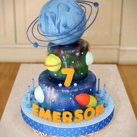 کیک دو طبقه فوندانت جشن تولد پسرانه با تم فضایی (Space)