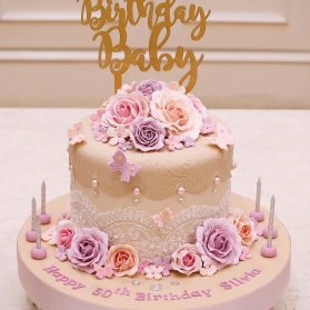 مینی کیک رویایی جشن بیبی شاور دخترانه تزیین شده با گل های رز یاسی گلبهی