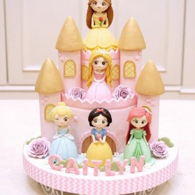 کیک زیبای فوندانت جشن تولد دخترانه با تم پرنسس های والت دیزنی