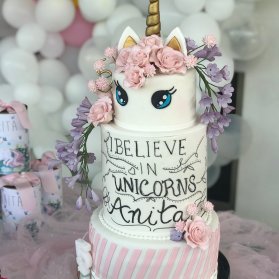 کیک چند طبقه فانتزی جشن تولد دخترانه با تم یونیکورن (اسب تک شاخ)