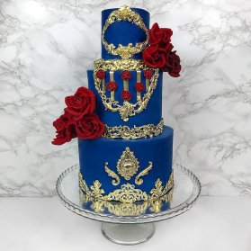 کیک چند طبقه جشن تولد بزرگسال با تم آبی طلایی 