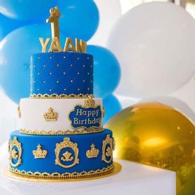 کیک چند طبقه زیبای جشن تولد پسرانه با تم پادشاه سفید آبی طلایی
