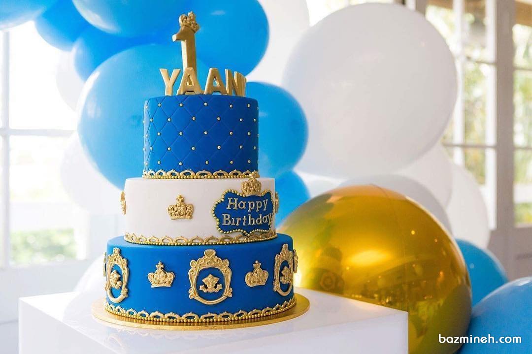 کیک چند طبقه زیبای جشن تولد پسرانه با تم پادشاه سفید آبی طلایی